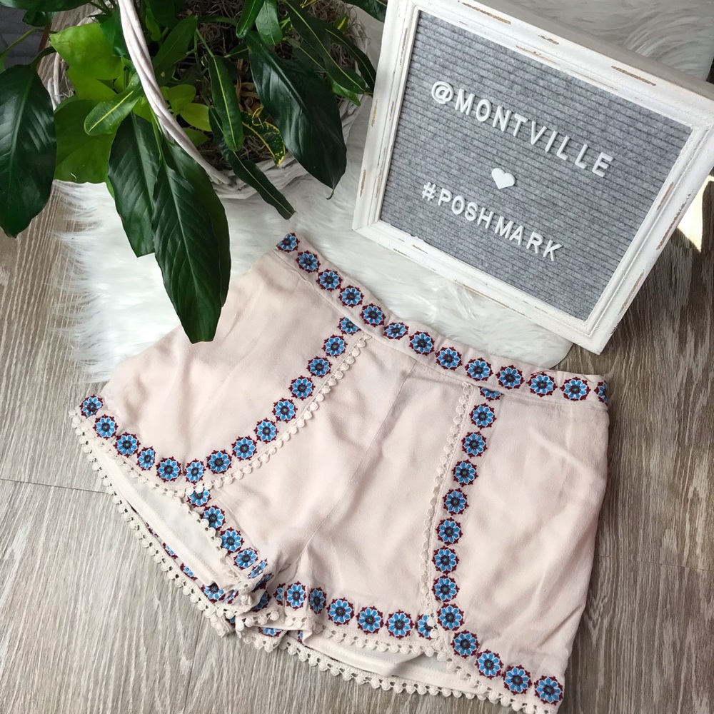 100% Rayon Size Medium Cream Colored Shorts